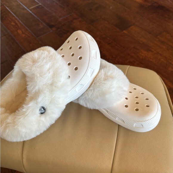 Crocs WhiteCalcite Furever Crush Faux Fur Lined Slip On Unisex Shoes 6 8 New - Picture 3 of 3